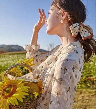 罗曼可女装 衣袂翩跹 以明媚穿搭唤醒生活诗意