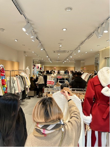 入卡：快时尚品牌领域的魅力女装 风格多元