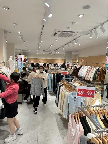 入卡：快时尚品牌领域的魅力女装 风格多元