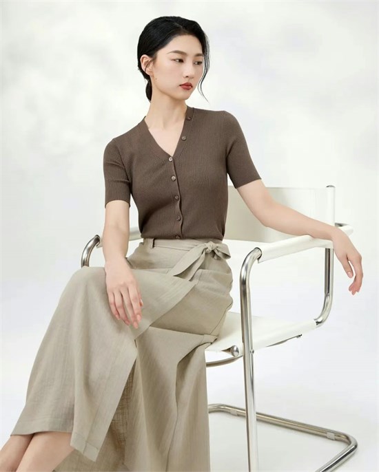 禾等女装 以轻盈姿态 与时光温柔对话
