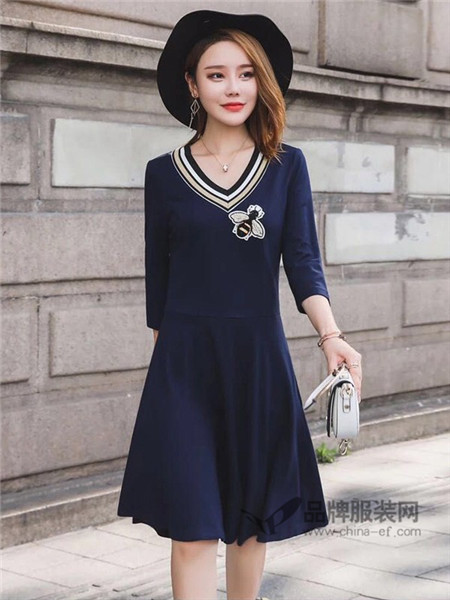 哥可/芮雨聆夕女装2018春夏时尚休闲V领印花连衣裙