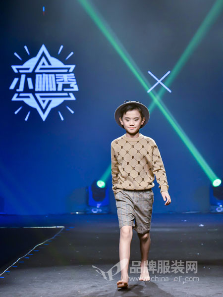 瑞比克童装2018秋冬潮流新款时尚简约休闲长袖卫衣