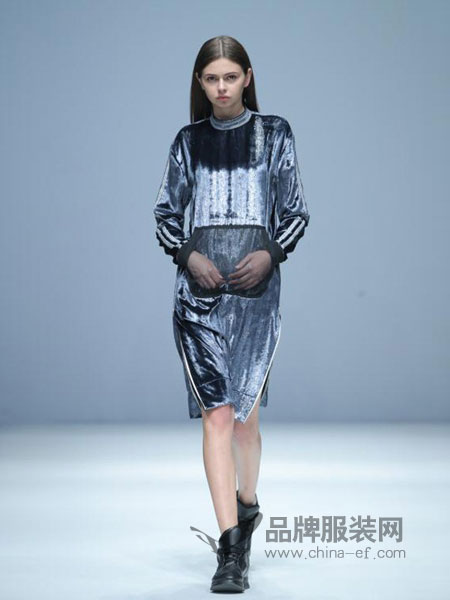 上手女装2018秋冬拼接圆领束袖长袖连衣裙