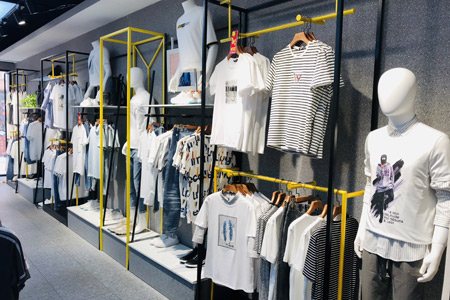 印自男装品牌店铺展示