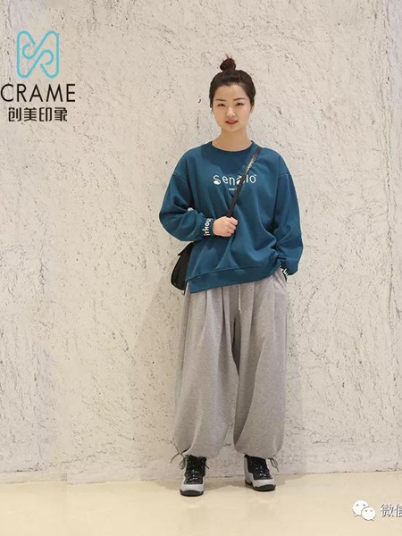 创美印象女装品牌2020秋冬海蓝色字母印花套头卫衣