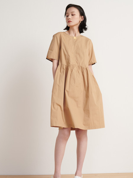 末未女装品牌2021夏季纯色阔型连衣裙