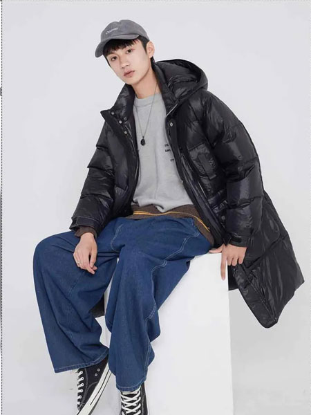 逅道男装品牌2021冬季连帽中长款亮面羽绒服