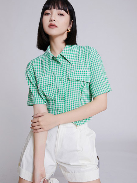 闻讯女装品牌2022春夏绿色日系淑女快时尚森系原宿小清新学院时尚百搭格子短款短袖衬衫上衣