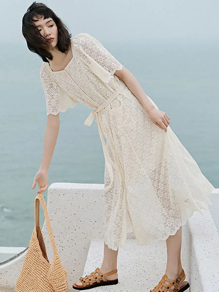 UAU女装品牌2022春夏纯色白色日系淑女快时尚森系小公举小清新文艺范女神慵懒风学院名媛蕾丝连衣裙