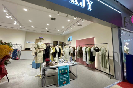 汀丁可女装品牌店铺展示