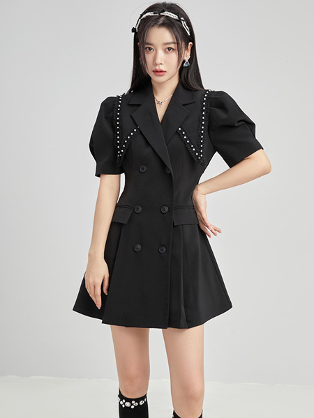 凡兔女装品牌2022夏季钉珠排扣短款小黑裙