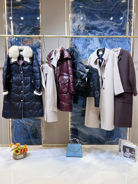 右立方女装品牌2022秋冬撞色羽绒款新品