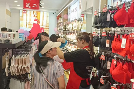 女人100内衣品牌店铺展示