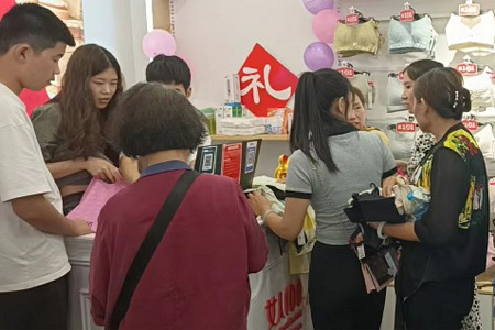 女人100内衣品牌店铺展示