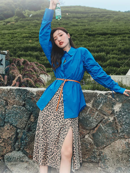 欧丝蒂雅文女装品牌2022秋冬克莱因蓝长款衬衫