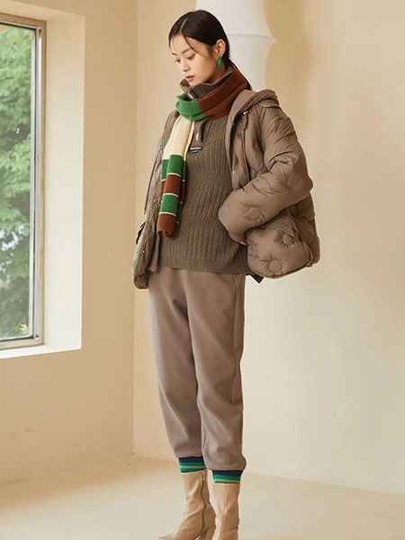 圣卡萝女装品牌2022秋冬复古风简约羽绒服