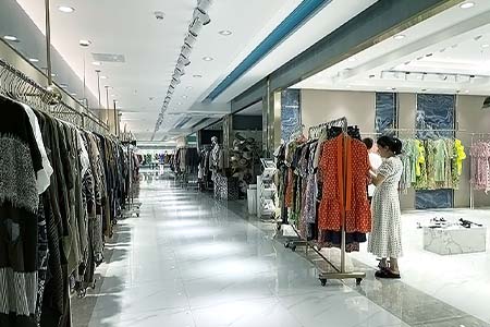 右立方女装品牌店铺展示