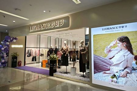 罗曼可女装品牌店铺展示
