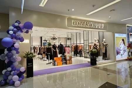 罗曼可女装品牌店铺展示